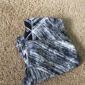 lululemon crops, rare pattern, luxtreme material!